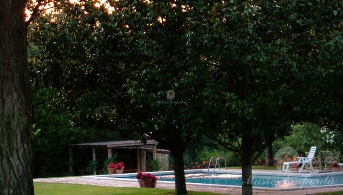 Vista de la piscina desde el jardín de la propiedad