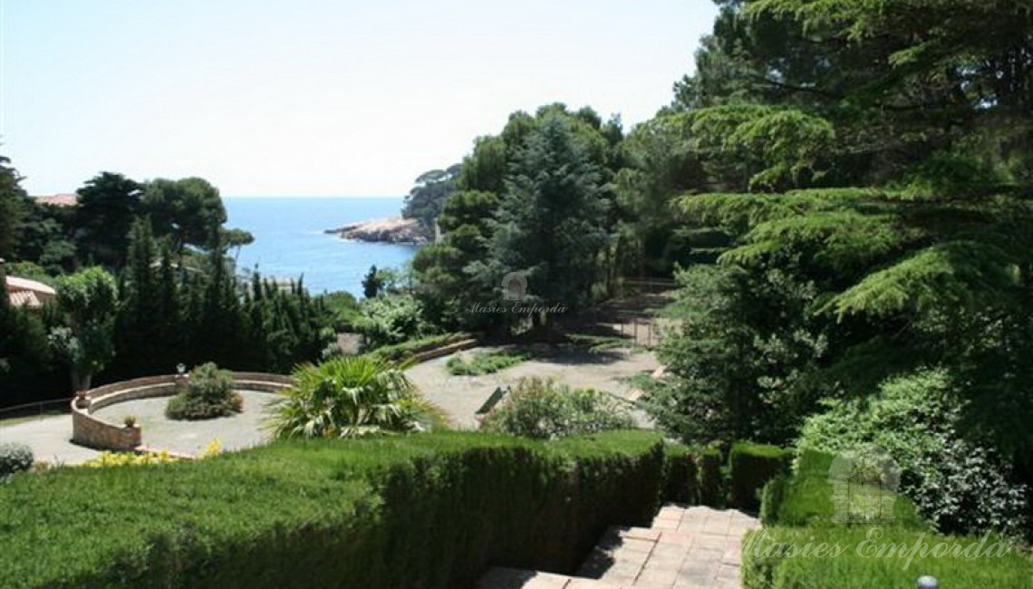 Vistas del mar y de los jardín desde la terraza sur de la casa en Aigua Blava 