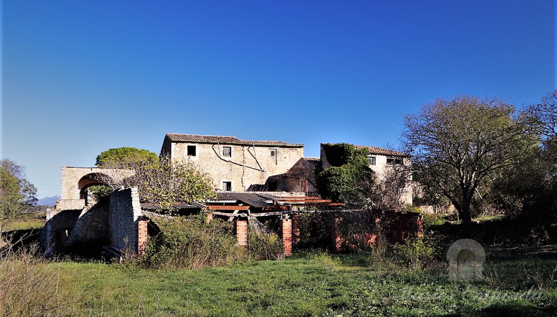 Vista des d'un altre angle del conjunt constructiu de la masia