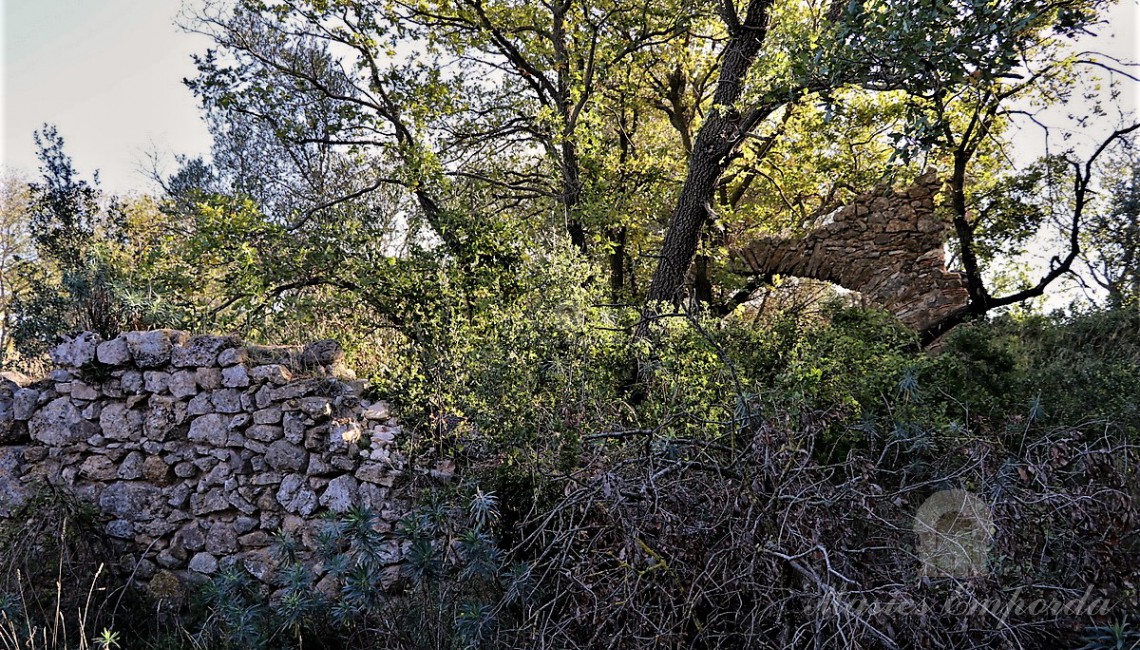 Detalls de les parets d'un dels annexos a la masia