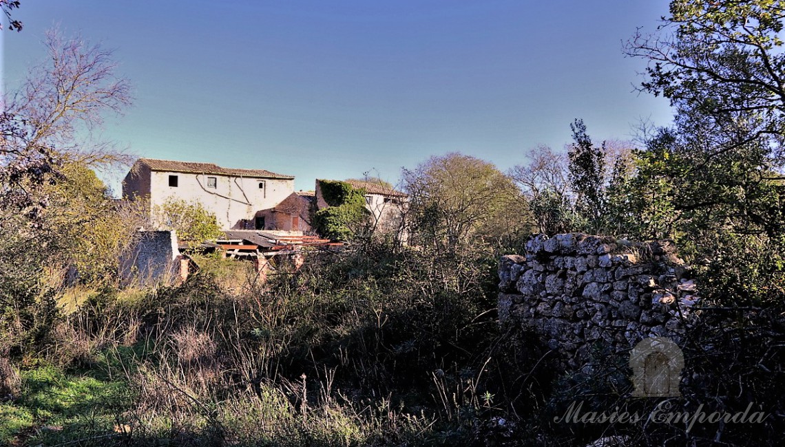 Vista de la masia des de l'interior de l'annex proper