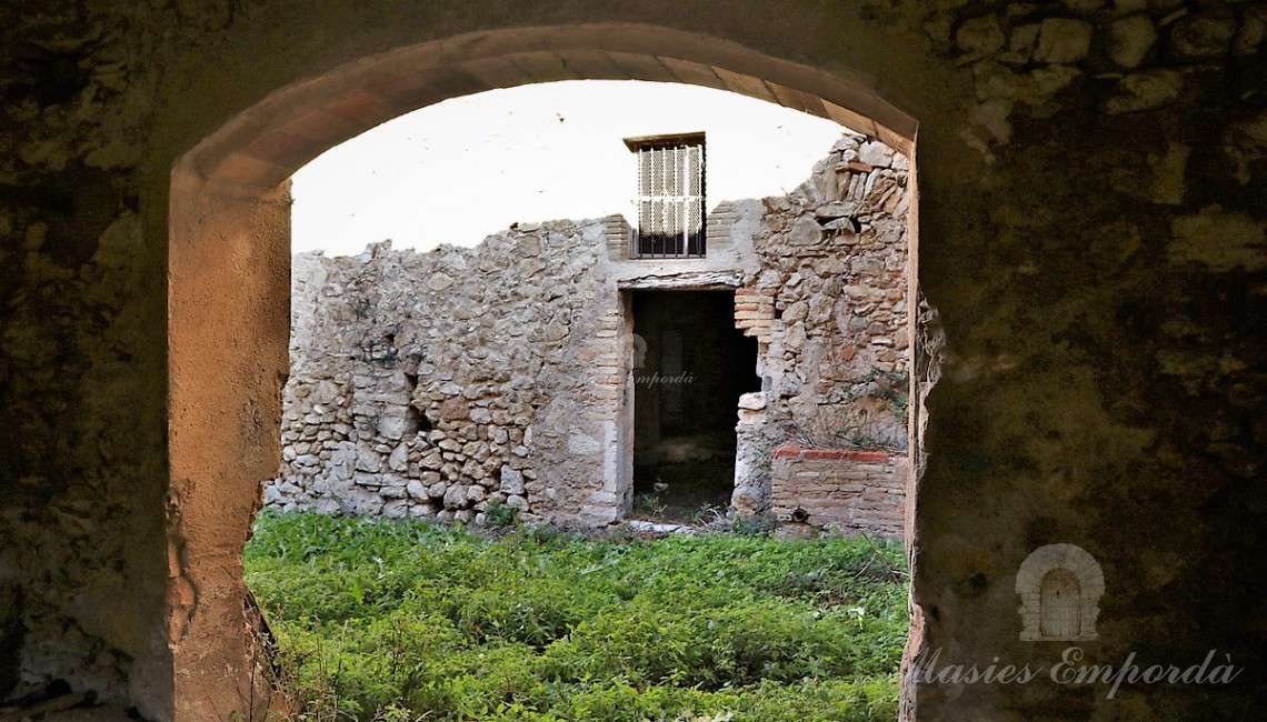 Detall de la porta d'accés a quadres des del pati
