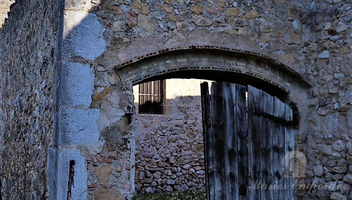 Entrada a la masia per la part posterior de la casa