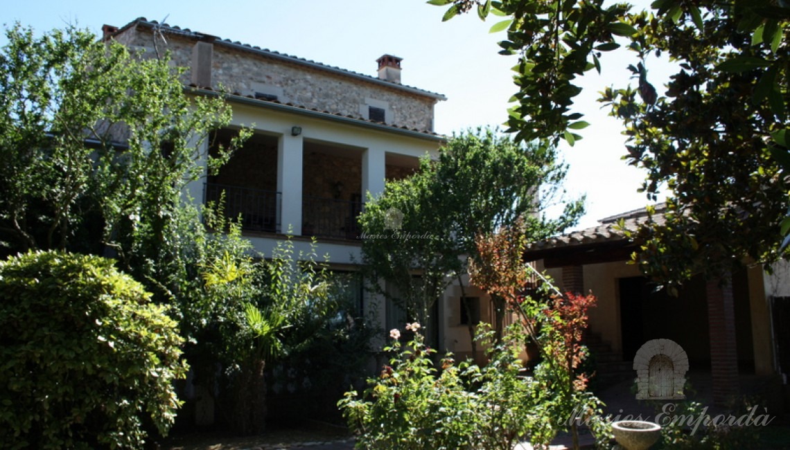 Fachada posterior de la casa desde el jardín 