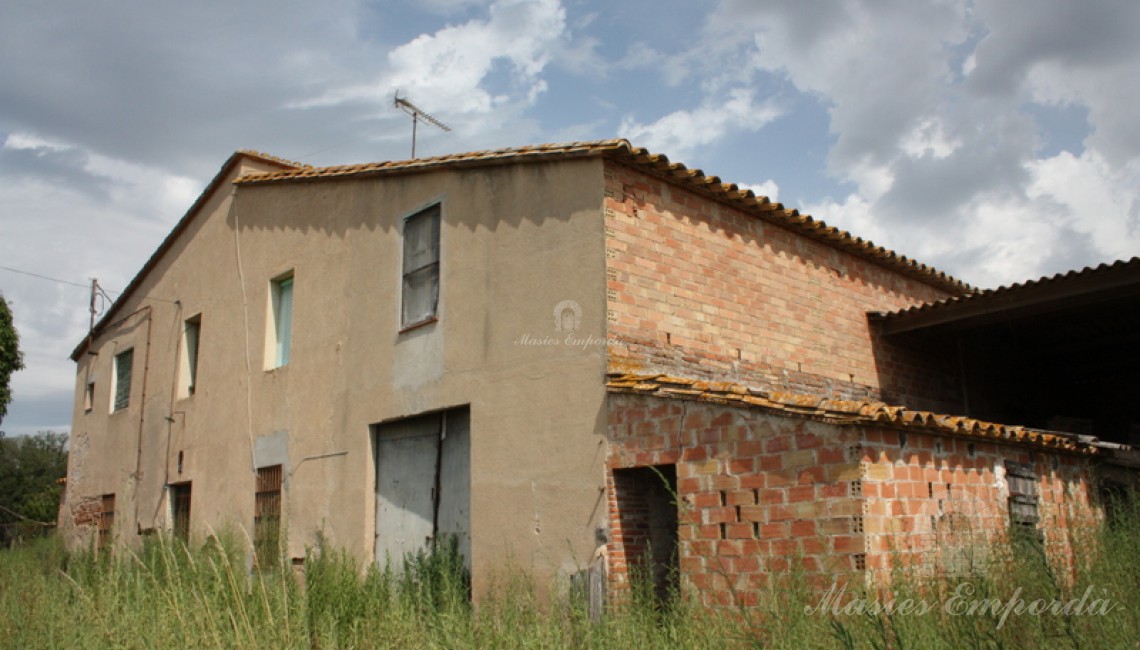 Fachada de la masía y anexos  