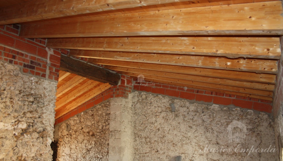 Detalle de cubierta a dos aguas de planta en madera de las estancias de la tercera planta.