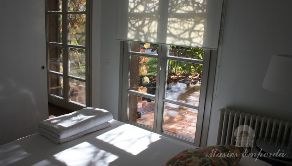 Desde otro ángulo una de las suites de las casa con salida al jardín 