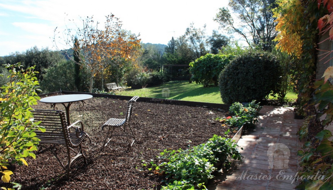 Terraza sobre el garaje con vistas al jardín y la piscina