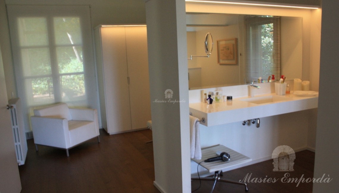 Vestidor de la habitacion y baño 