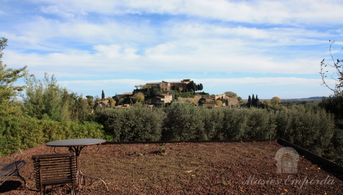Terraza sobre el garaje con maravillosas vistas del castillo de Foixà y del Empordà