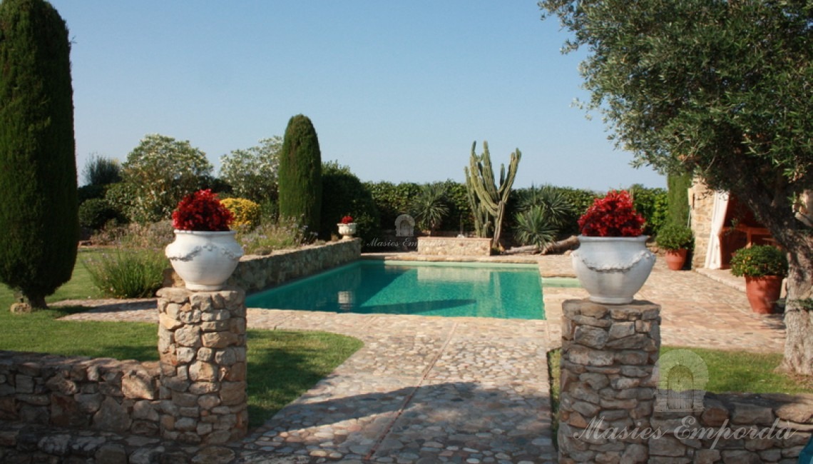 Vista de la piscina desde el jardín Vista de la piscina desde el jardín