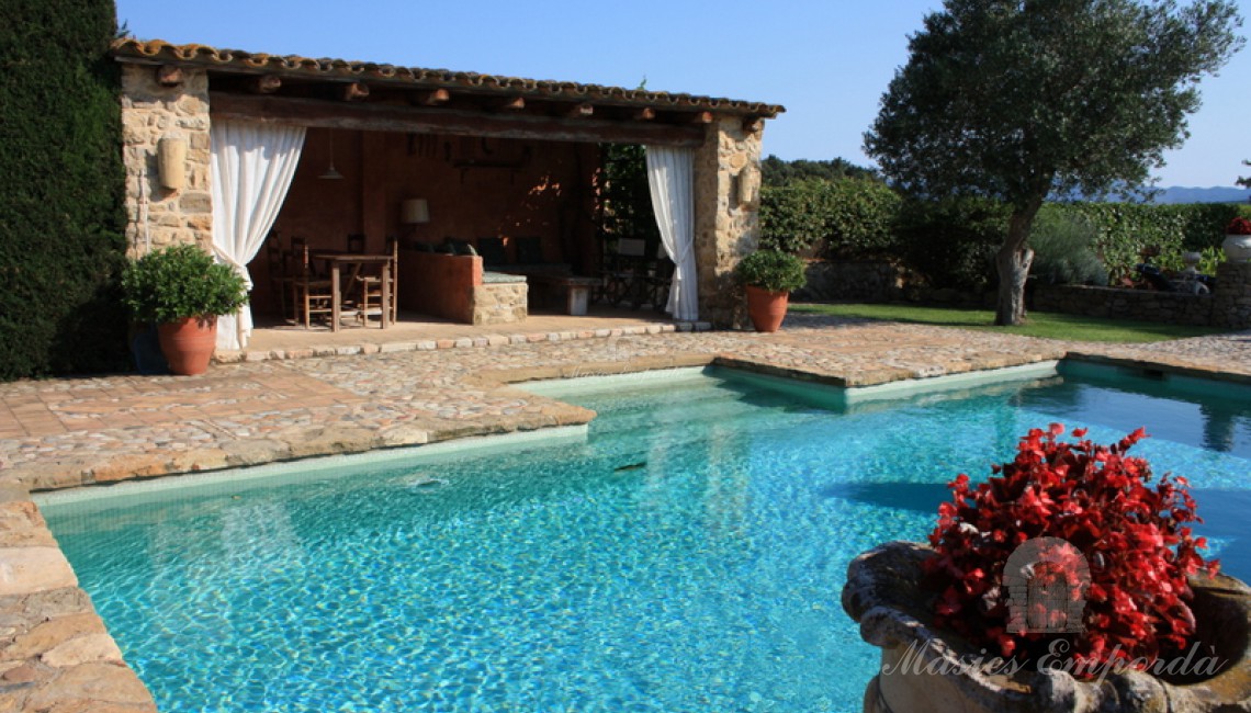 Vista de la piscina desde el jardín y del porche donde se encuentra la barbacoa Vista de la piscina desde el jardín y del porche donde se encuentra la barbacoa