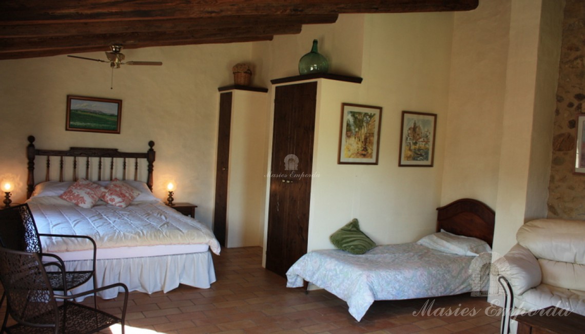 Habitación dobles del apartamento de invitados de la masía principal. Habitación dobles del apartamento de invitados de la masía principal.