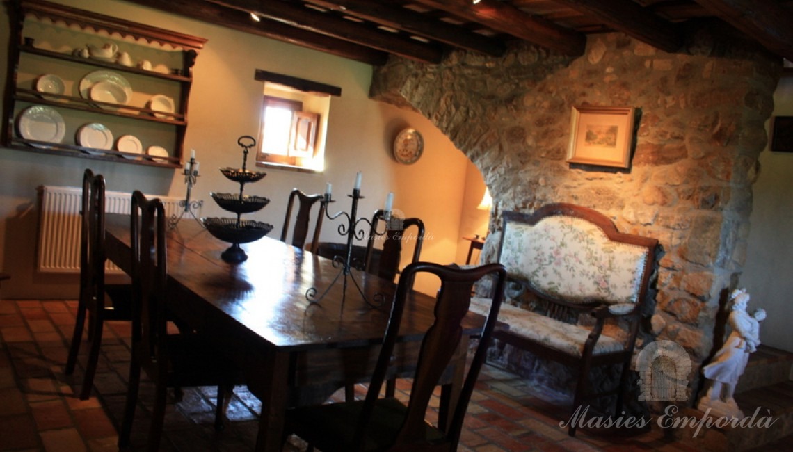 Desde otro ángulo vista del comedor de la masía Desde otro ángulo vista del comedor de la masía