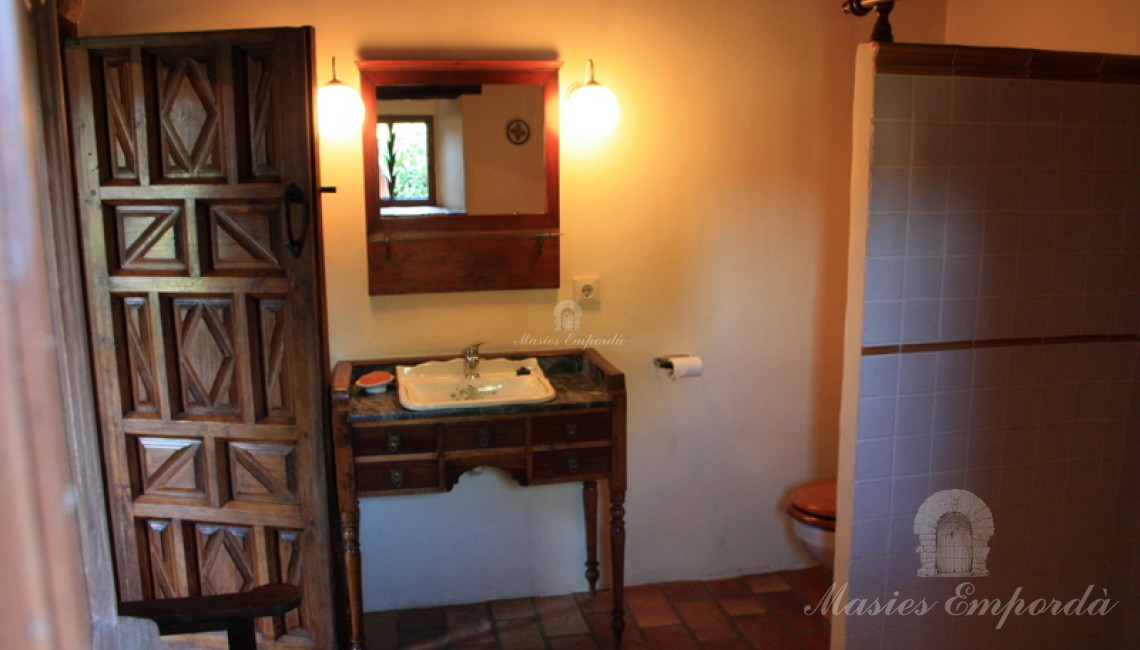 Baño de cortesía de planta Baño de cortesía de planta