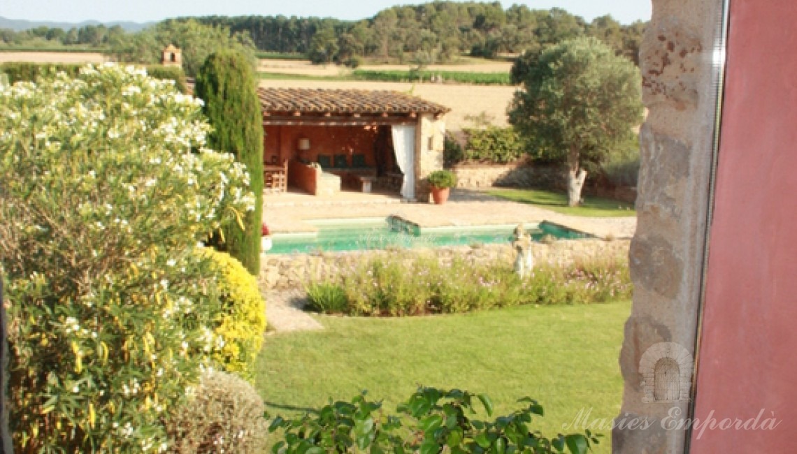 Vista desde la suite principal de la piscina y el jardín Vista desde la suite principal de la piscina y el jardín