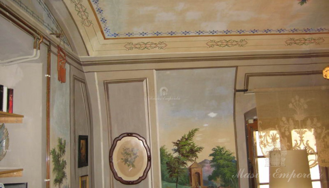 Salón con pinturas y murales