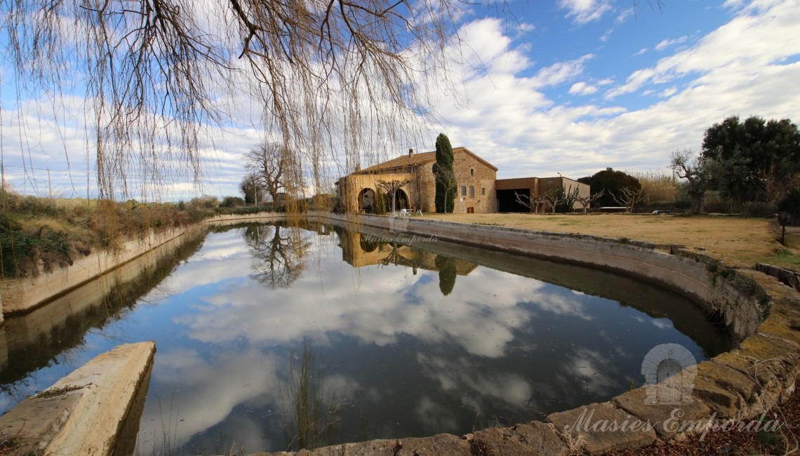 Vistes de la masia, la parcel·la i la bassa.
