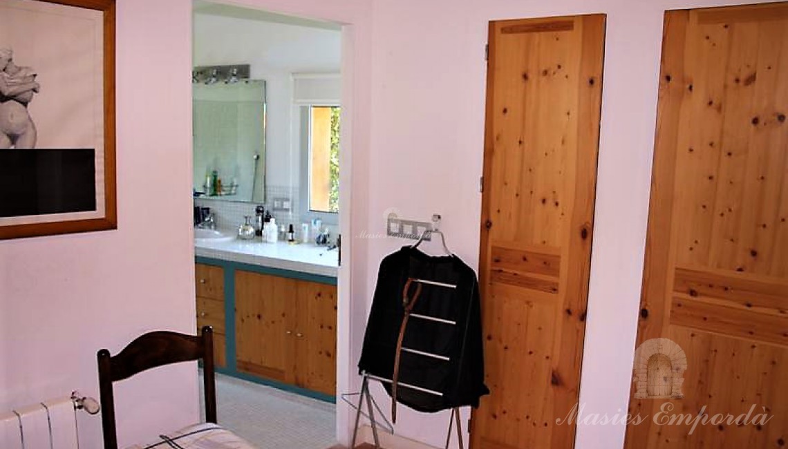 Vestidor y baño de la suite