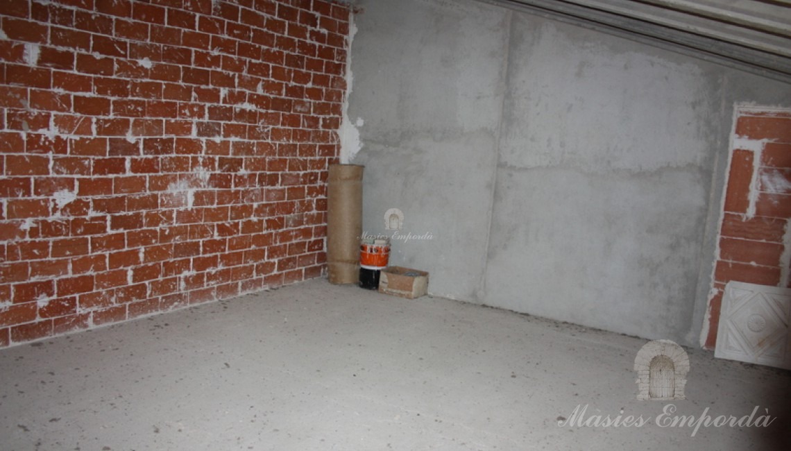 Unas de las habitaciones dobles de la tercera planta de la masía en proceso de restauración