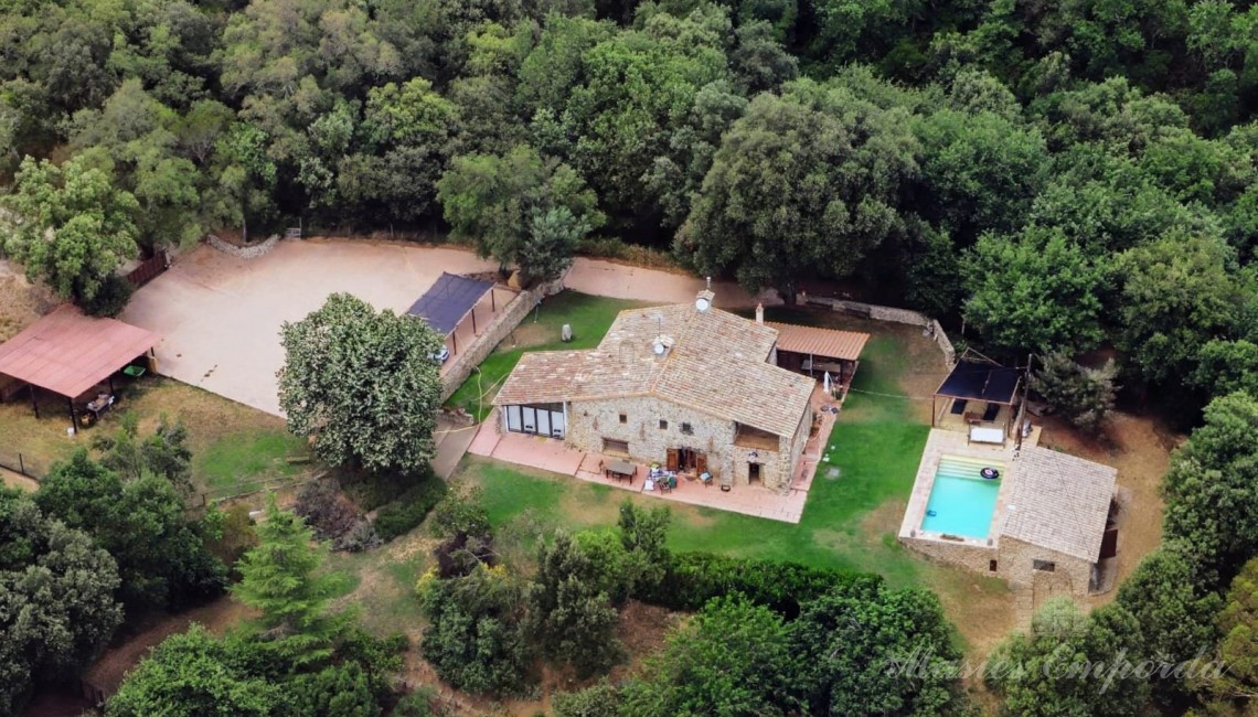 Vista zenital de la masia i de la propietat