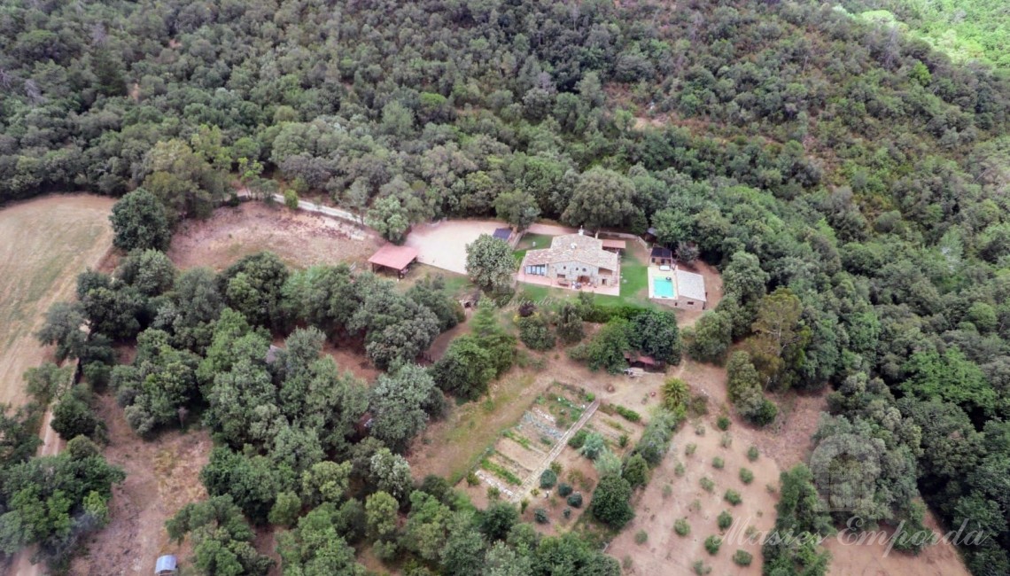 Vista zenital de la masia i de la propietat