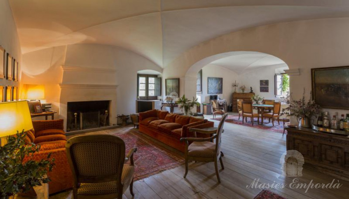 Salón principal con chimenea de la casa con dos ambientes muy acogedor y luminoso