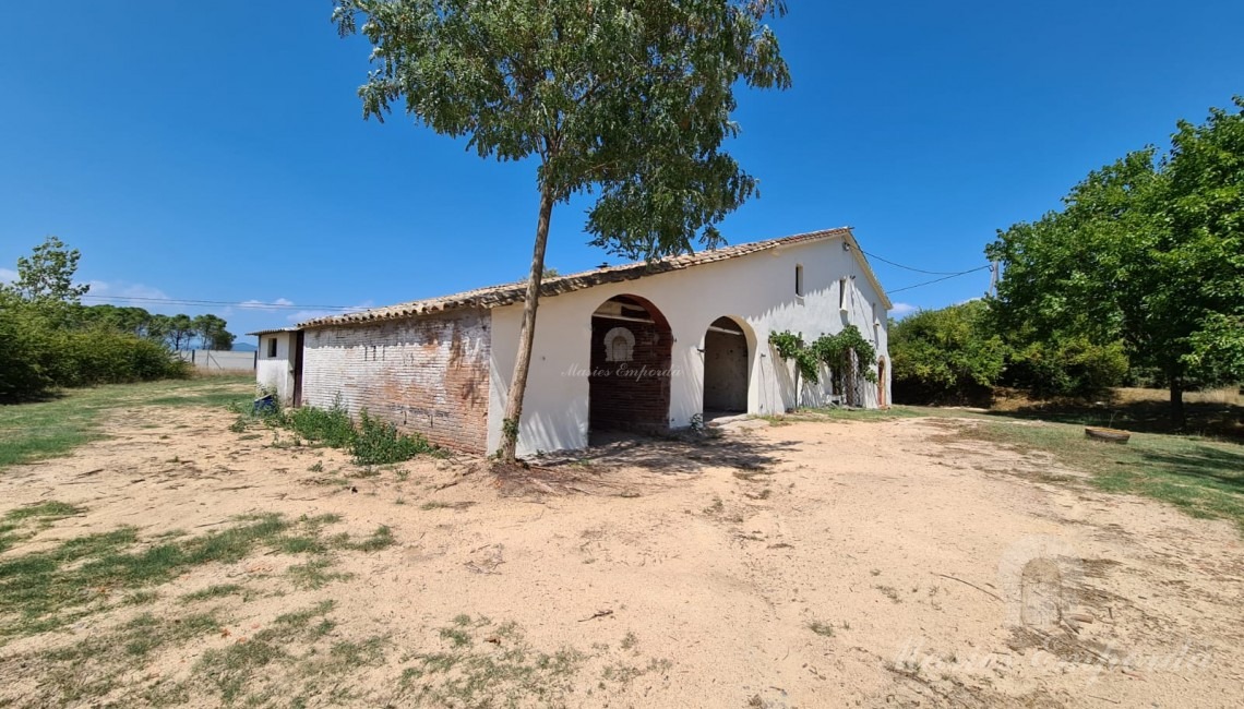 Vistas de la fachada de la masía