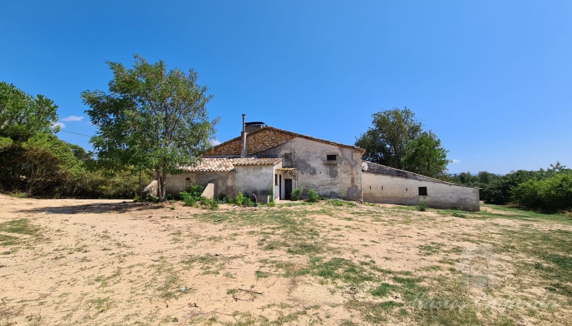 Vistas de la fachada lateral de la masía 