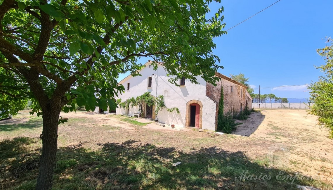 Vistas de la fachada de la masía