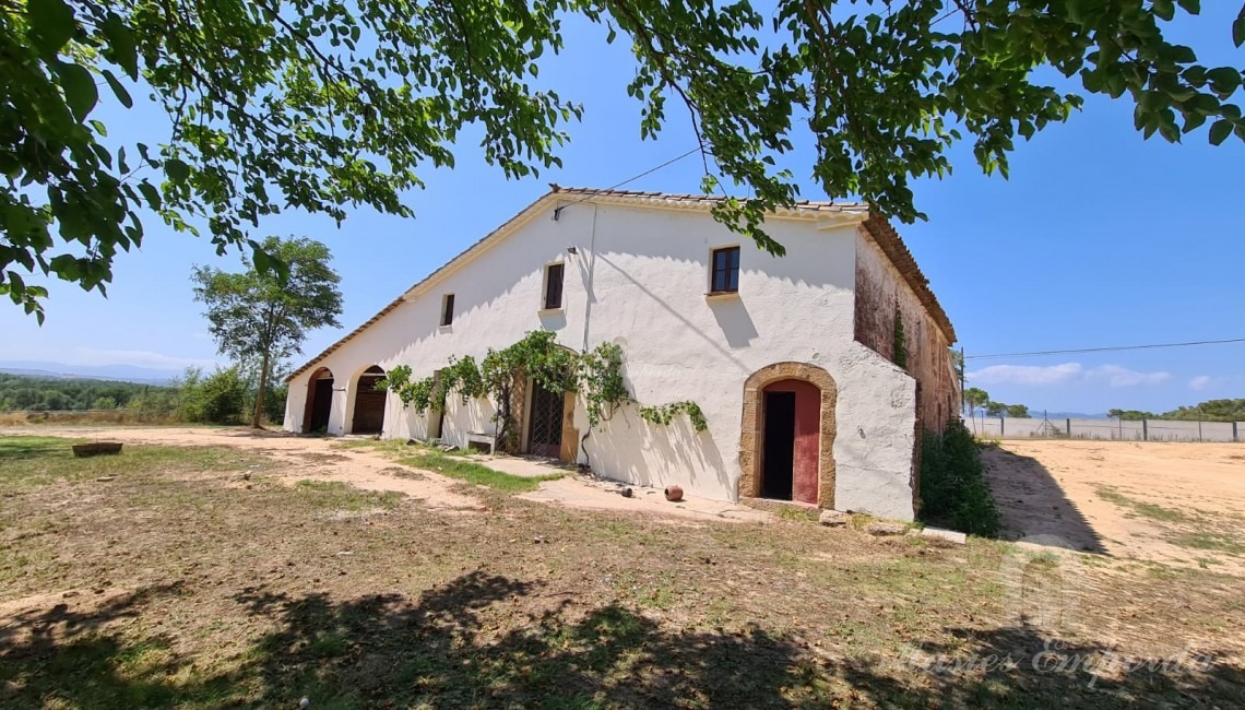 Vistas de la fachada de la masía