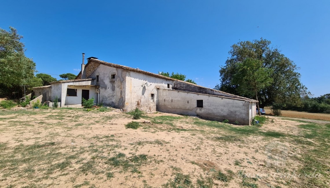 Vistas de la fachada lateral de la masía 