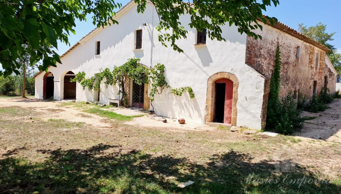 Vistas de la fachada de la masía