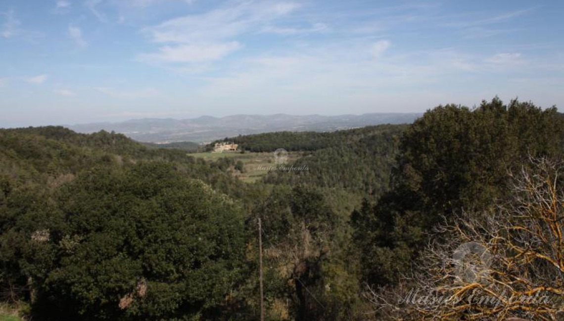 Vistas de la comarca desde una de los anexos de la masía 