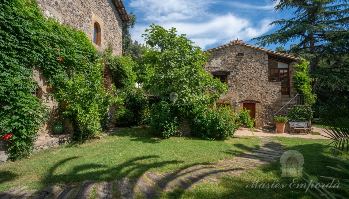 Façana de l'annex a la masia