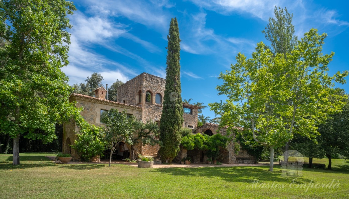 Vista del jardí i la masia