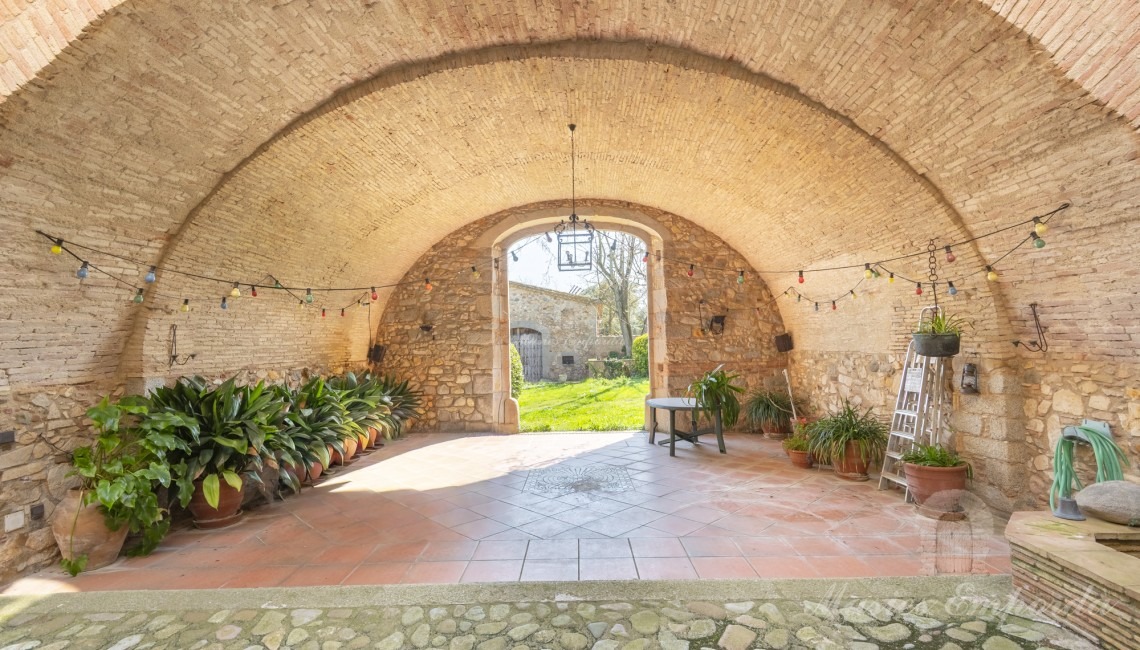 Entrada al pati interior de la masia