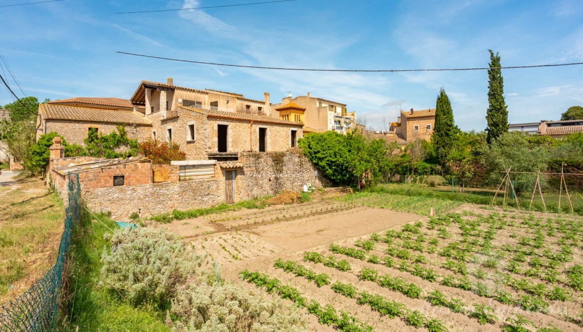 Vistes de la parcel·la i la casa Vistes de la parcel·la i la casa