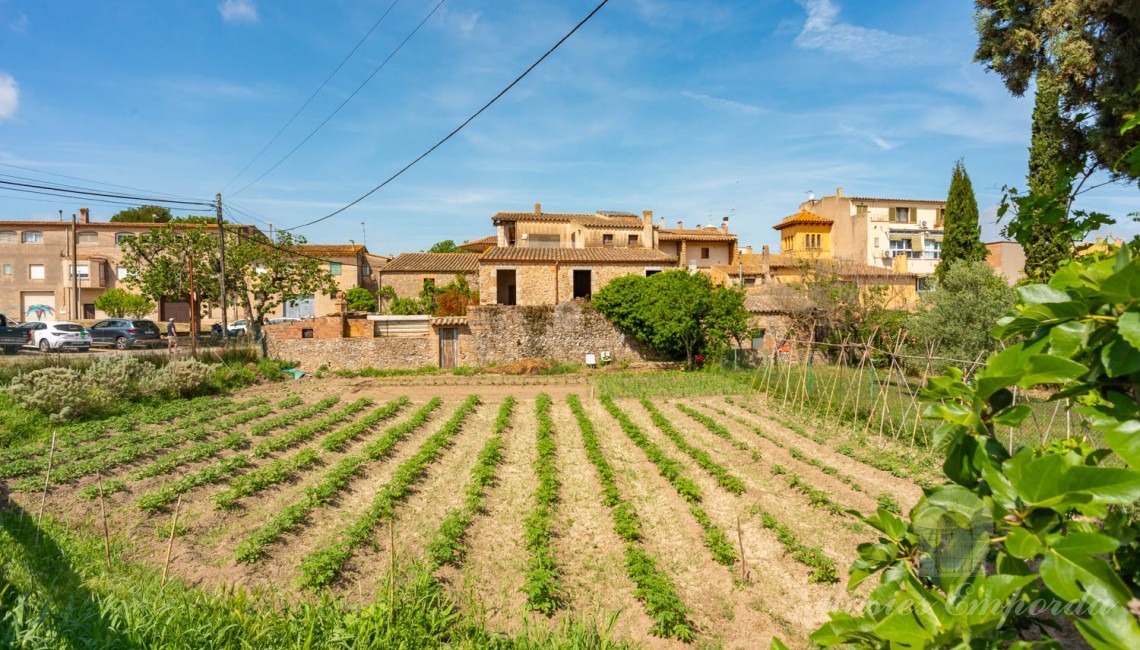 Vistes de la parcel·la i la casa Vistes de la parcel·la i la casa