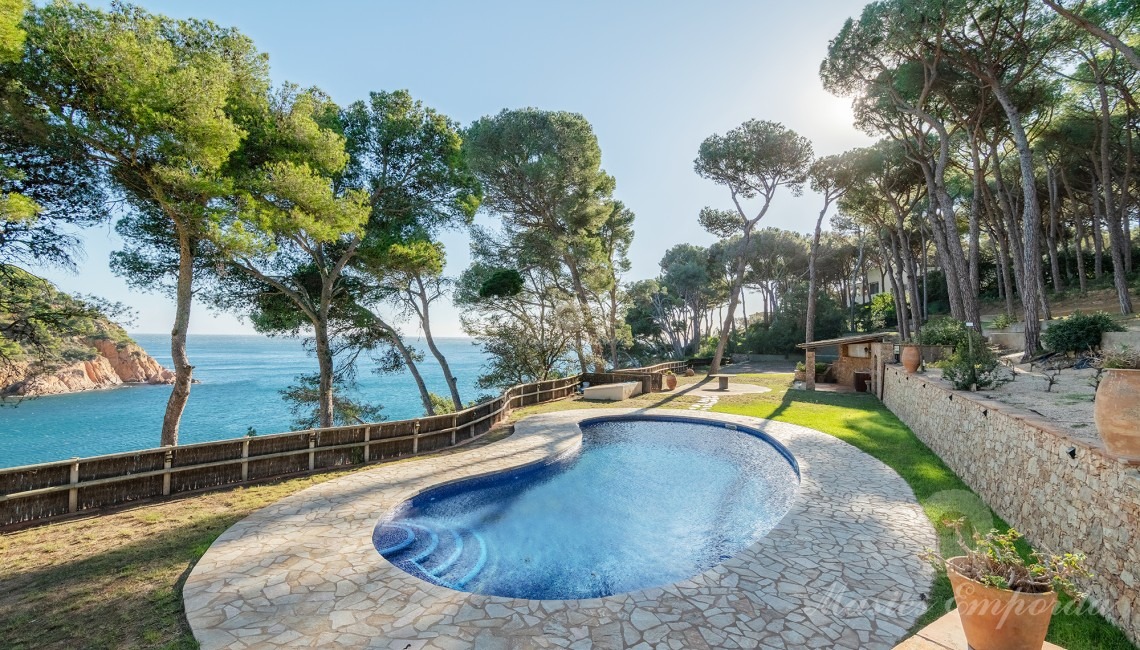 Vistas de la piscina y el mar
