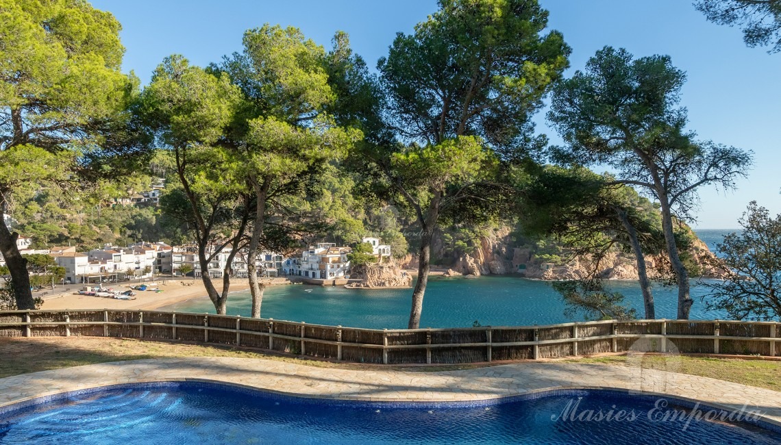 Vistas de la piscina y el mar