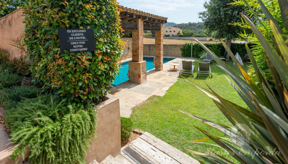 Entrada al jardí i piscina Entrada al jardí i piscina