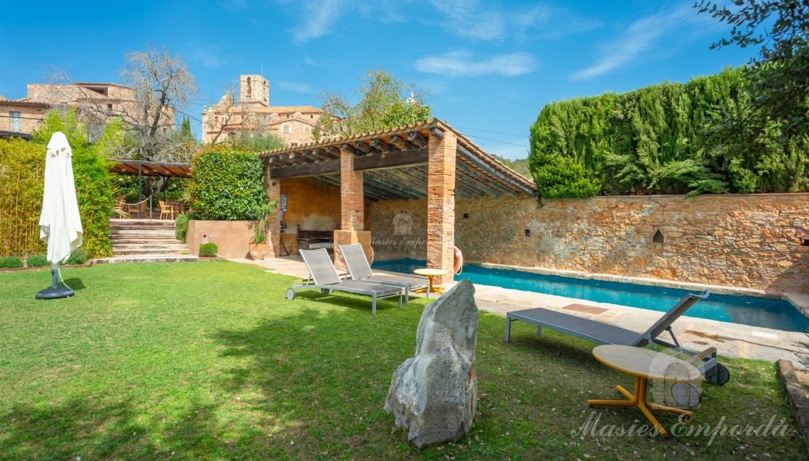Jardí y piscina Jardí y piscina