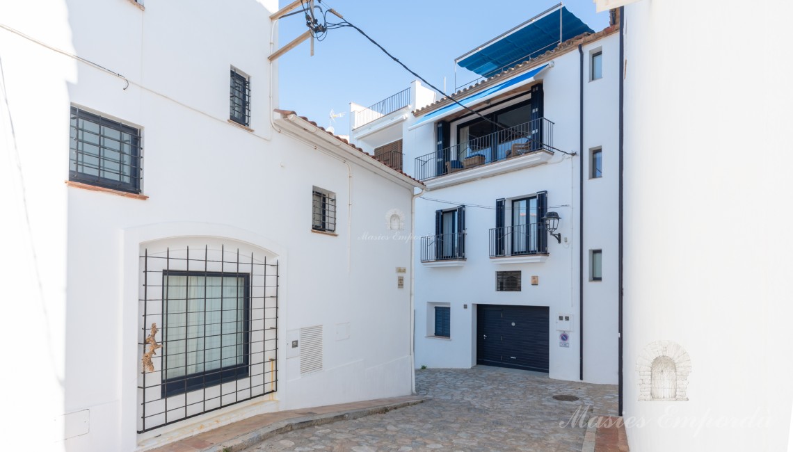 Calle de acceso al garaje y la playa 