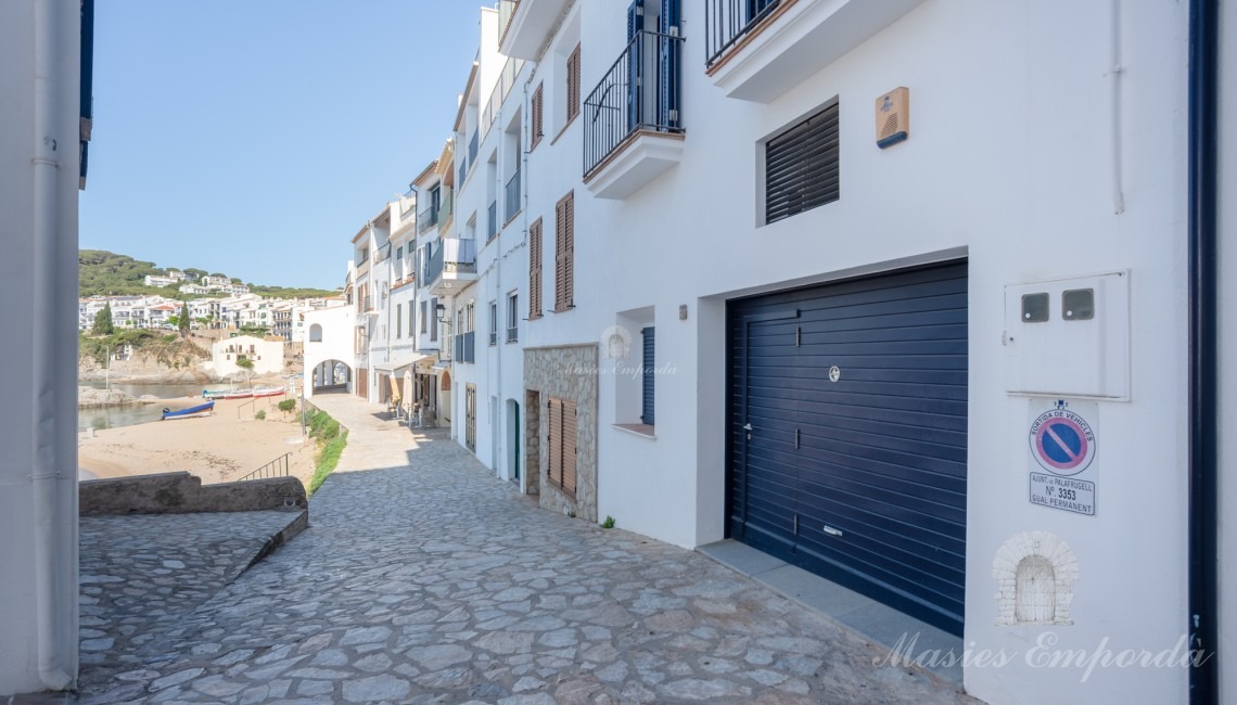 Calle de acceso al garaje de la casa y la playa a 6 metros