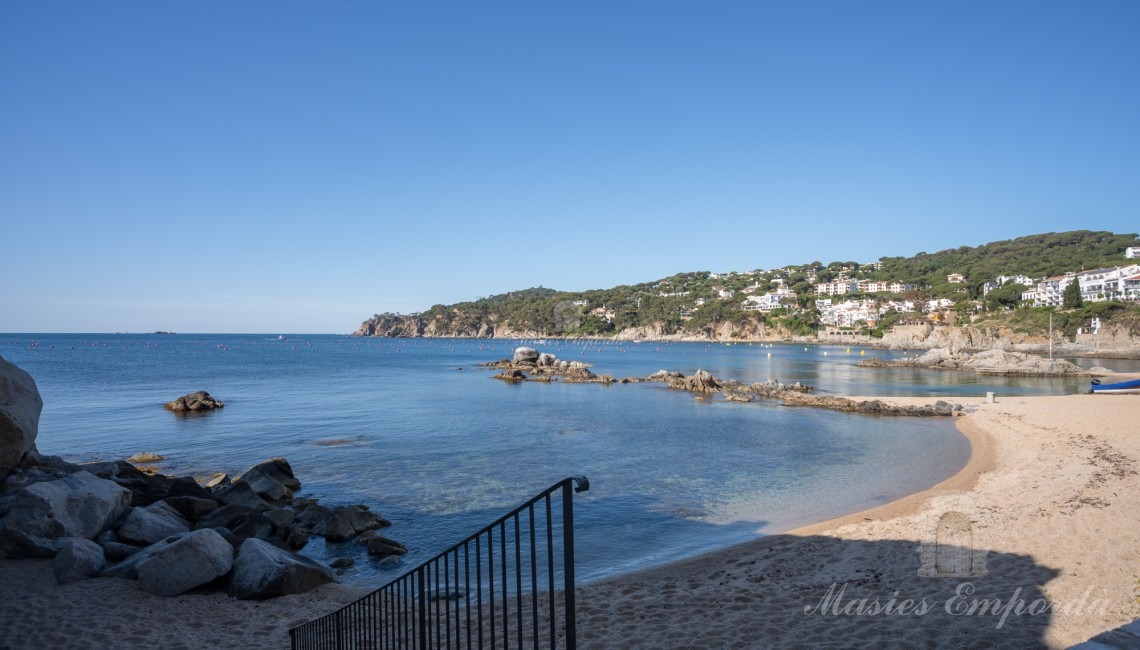 Vistas de la playa desde la calle junto al garaje