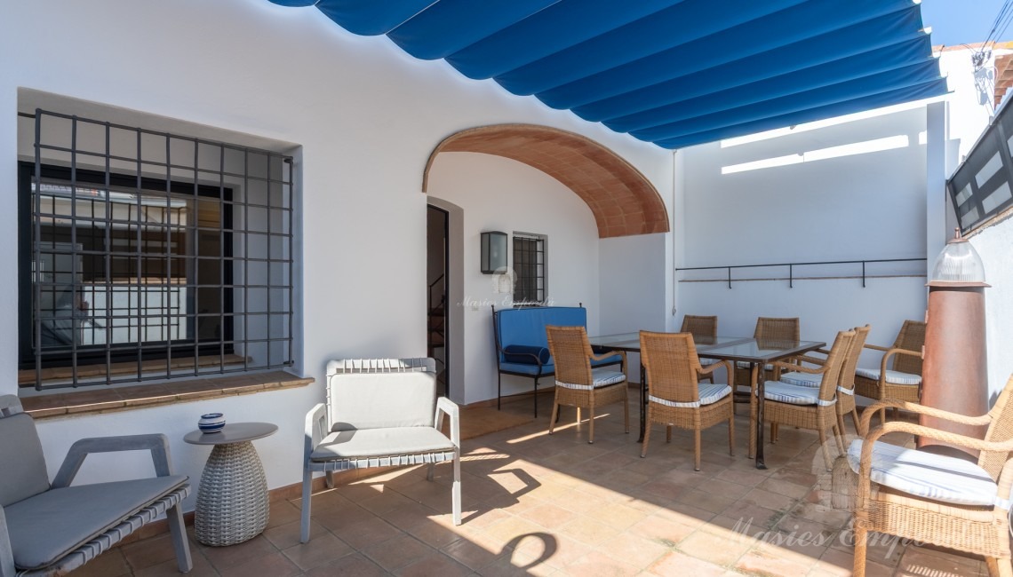 Terraza de entrada a la casa con un comedor de verano