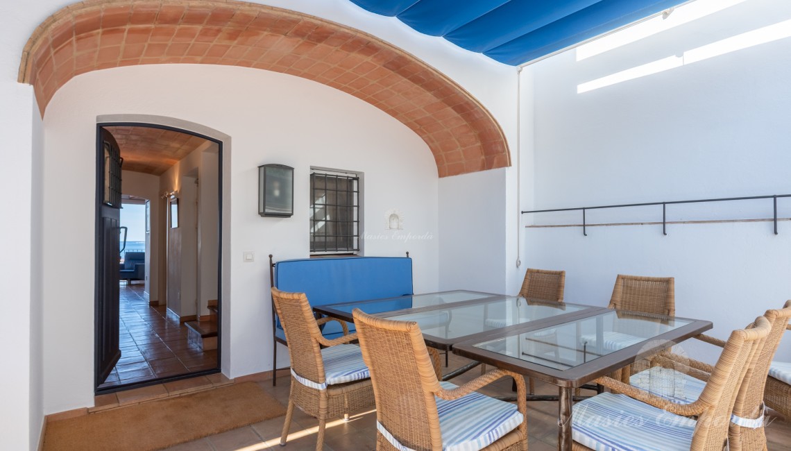 Terraza de entrada a la casa con un comedor de verano