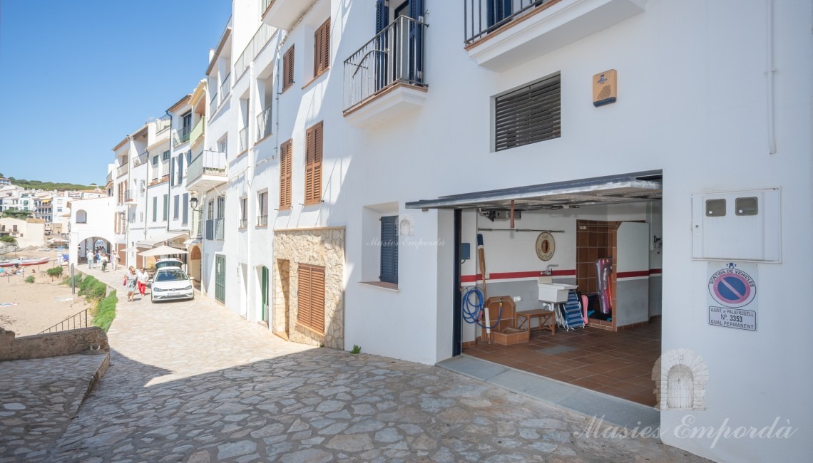 Entrada al garaje de la propiedad