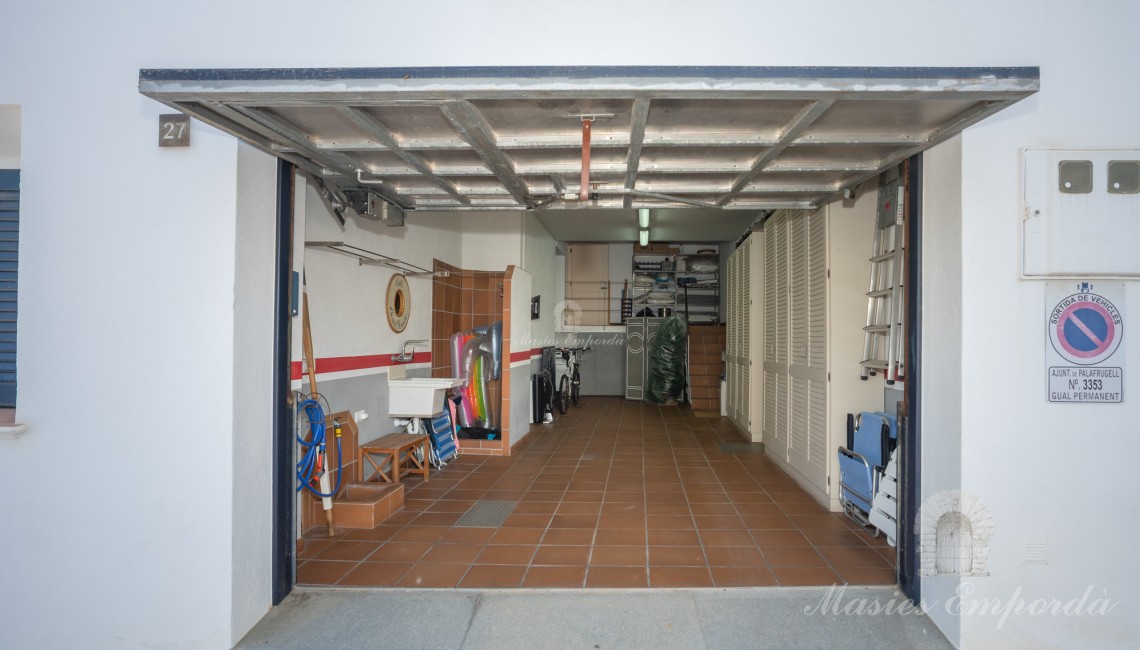 Entrada al garaje de la propiedad